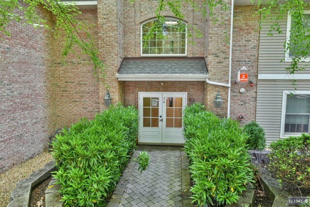 Building Photo - 104 Central Pk Pl