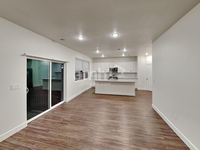 Foto del edificio - 4390 N Poplar St