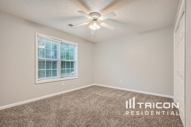 Foto del edificio - 150 Heathridge Dr