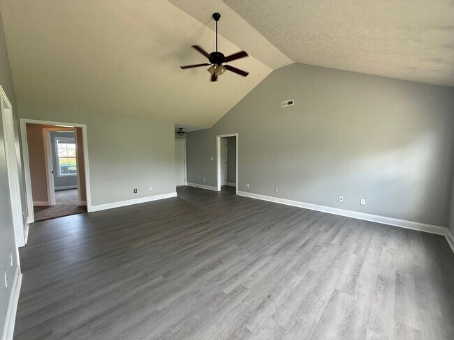 Foto del edificio - Spacious 3 bedroom, 2 bath house near GM, Magna, and Industrial Park.