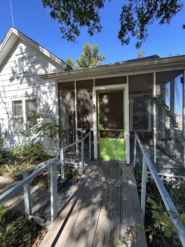 Building Photo - 311 E Kansas St