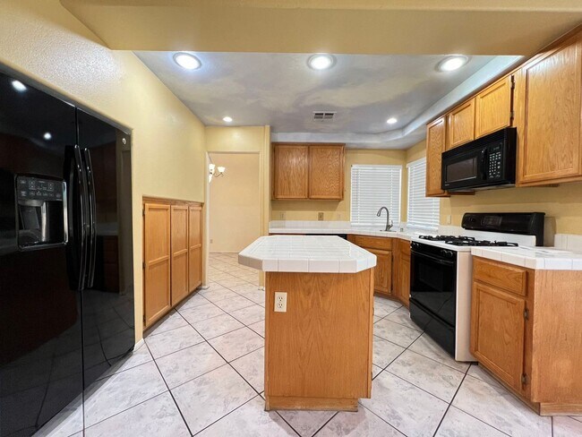 Foto del edificio - Welcome to this stunning 4-bedroom, 3-bath...