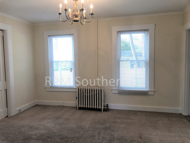 Building Photo - First Floor – 2 bedrooms – Fantastic Location