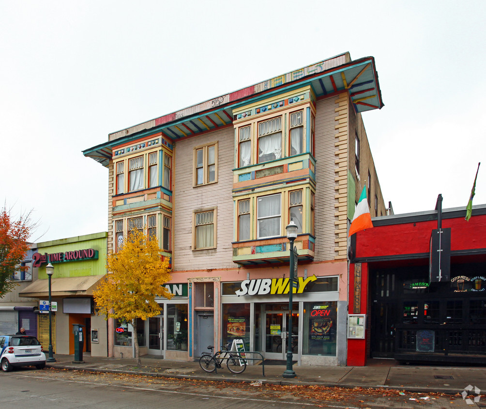 Primary Photo - Doll House Apartments