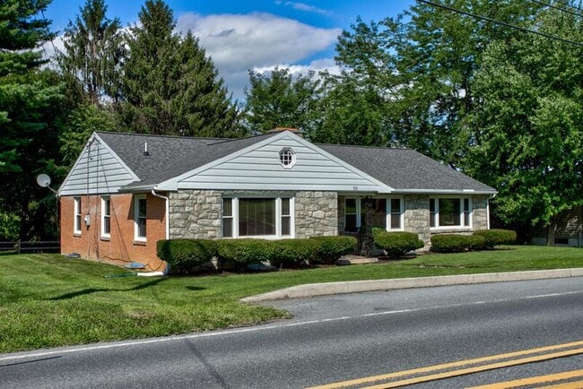 Building Photo - 111 Valley Rd