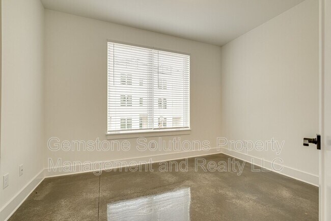 Building Photo - 512 Cliff Cir