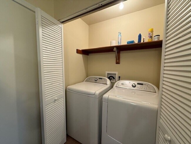 Foto del edificio - Aaron Village Condo!