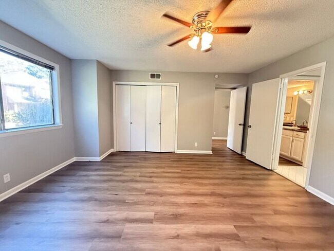 Foto del edificio - Bellevue!  2 Bedroom / 2 Bath House w/ Loft!  Renovated - Pet Friendly