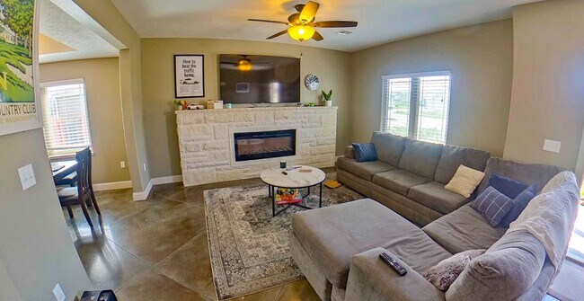 Foto del edificio - Cute West Side Home W/ Two Car Garage + Fenced In Yard + Rooftop Balcony! Available June 4th!