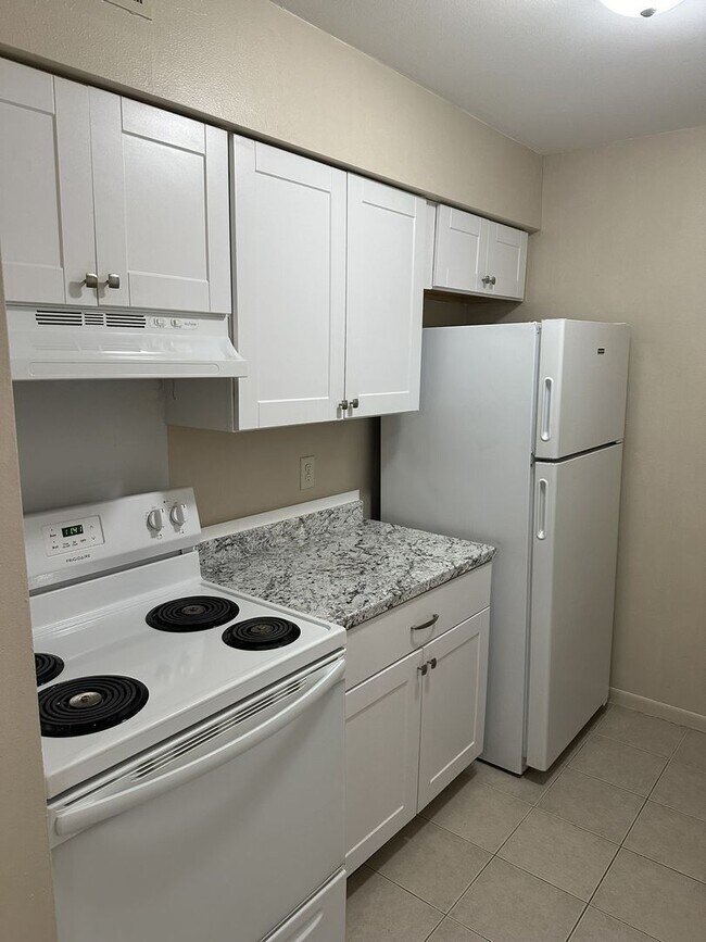 Building Photo - Available-Newly renovated 1 bedroom Apartment