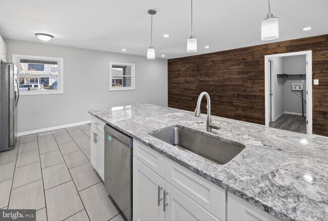 Foto del edificio - 55 Ember Ln