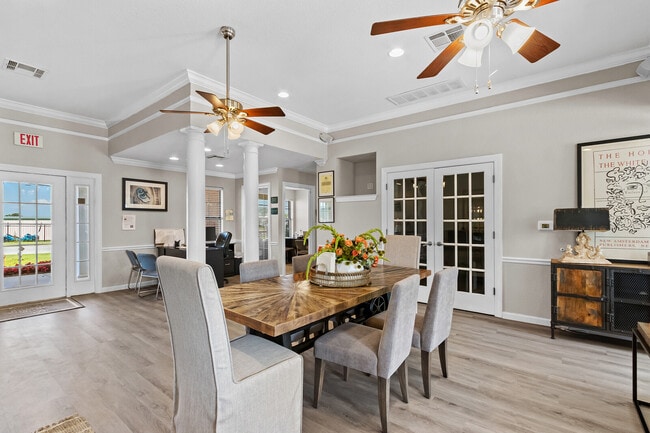 Venga a relajarse en nuestra elegante casa club - The Heights on Oak