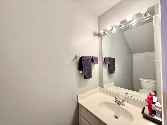 Building Photo - Stunning 3BD, 4BA Morrisville Townhome in an HOA Community with Premier Amenities & Near RDU Airp...