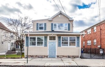 Building Photo - 27 Honiss St