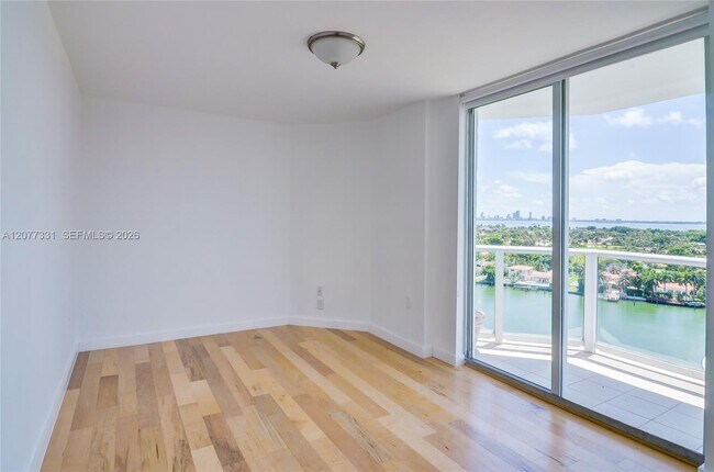 Foto del edificio - 5900 Collins Ave