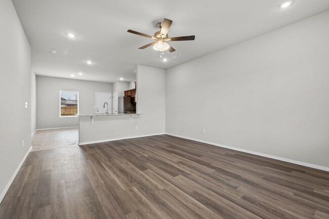 Building Photo - Spacious New Home! Make this house your home.