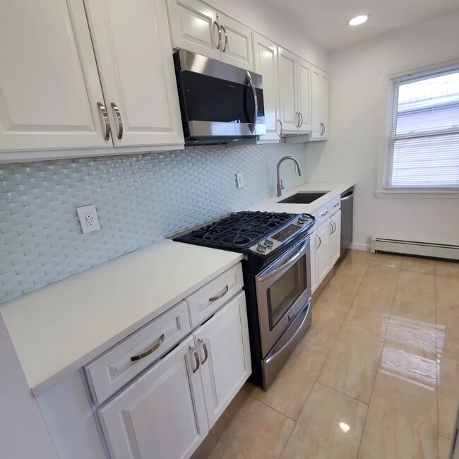 New Quartz top, sink, faucet. - 406 Gable Ln