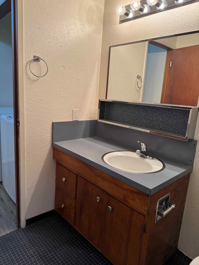 Building Photo - Ridgewood View