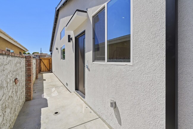 Building Photo - 7906 Oakdale Ave