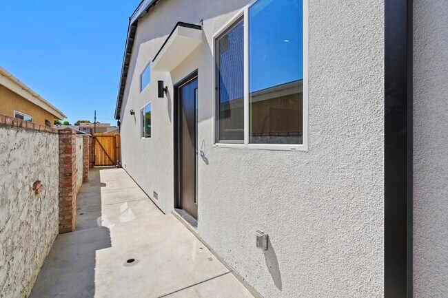 Foto del edificio - 7906 Oakdale Ave