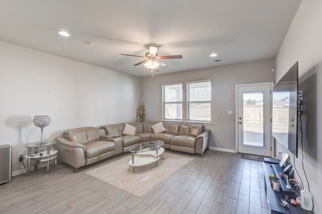 Foto del edificio - 2917 Birch Pk Path