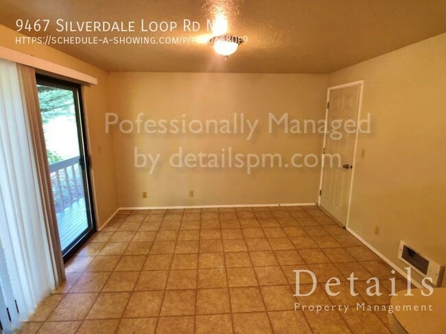 Building Photo - 2 BR Duplex in Quiet Silverdale Setting