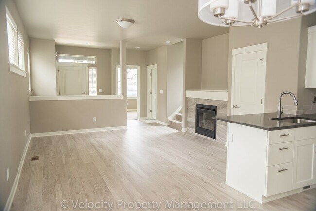 Foto del edificio - Half off First Months Rent!!Beautiful Home in SW Redmond!