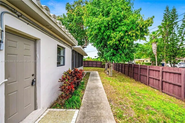 Foto del edificio - Spacious and well-maintained 3-bedroom, 2-bath single-family home on a corner lot in a convenient...