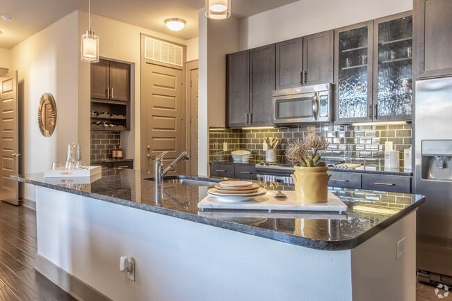 Downtown Steal: Up to 6 Weeks FREE Rent! - Downtown Steal: Up to 6 Weeks FREE Rent! Apartment