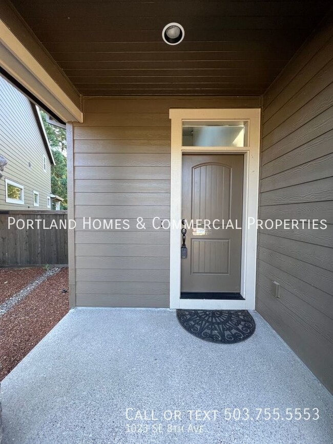 Building Photo - Large and Beautiful 3 Bedroom Home