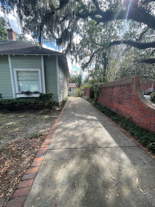 Building Photo - Charming and spacious 3 bedroom cottage in downtown Conway!