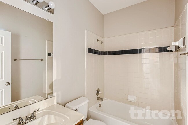 Foto del edificio - 2075 Crestlake Dr