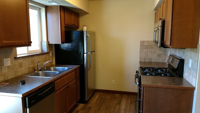 Building Photo - Post Fall Duplex with 1 car garage