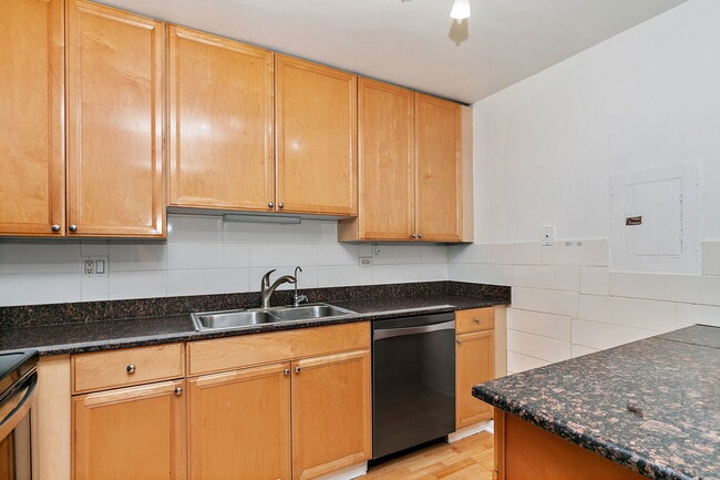 Building Photo - 522 E Spruce Dr