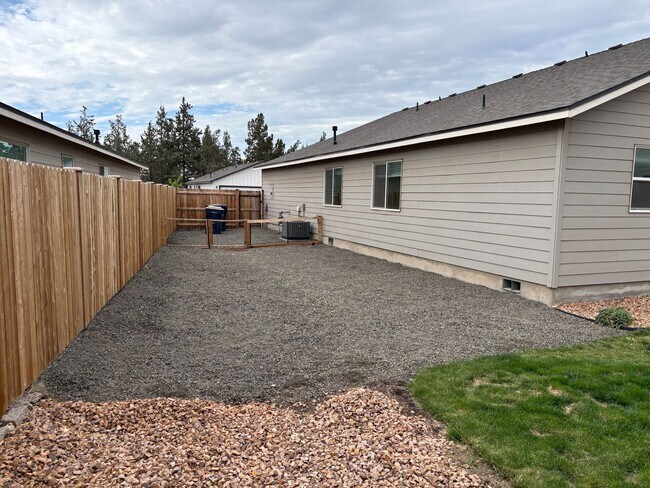 Foto del edificio - Newer Home in Redmond with Large Fenced Ba...