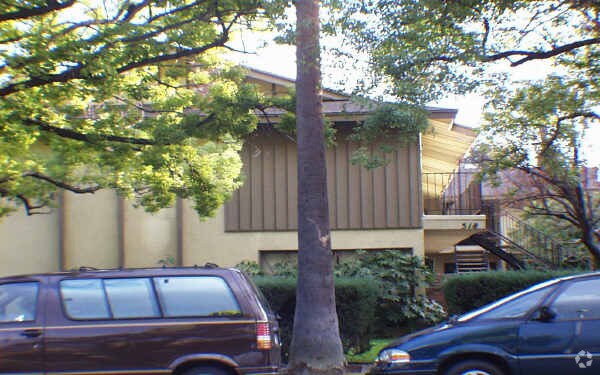 Building Photo - 518 E Washington Blvd