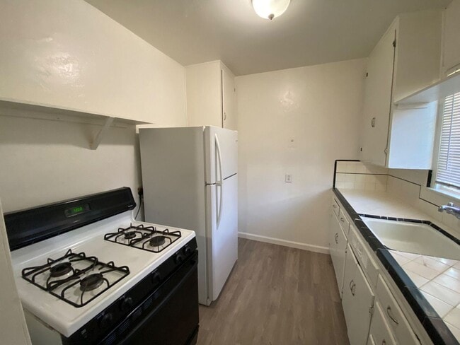 Building Photo - Cute 2 bedroom!