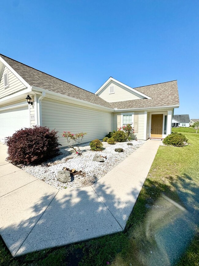 Foto del edificio - Like New 3 Bedroom & 2 Bath pond front home in Hillsborough! Enjoy the Community Pool, Playground...