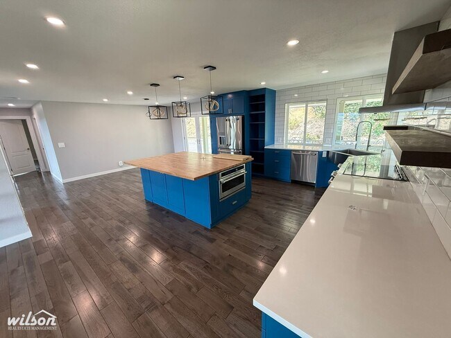 Foto del edificio - Remodeled 4bd/3ba Naches Home with Firepla...