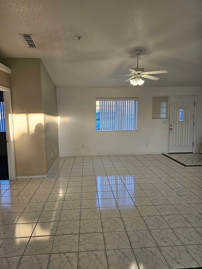 Sala de estar - 3035 Kiowa Blvd N
