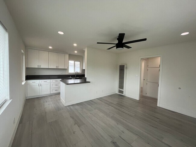 Foto del edificio - Beautifully Renovated Apartment Steps to t...