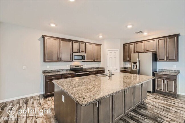 Foto del edificio - 4 br, 2.5 bath House - 12042 W Fillmore St...