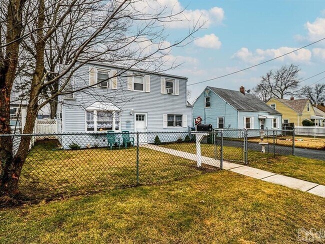 Foto del edificio - 5 Bedroom 2 Bathroom Single Family Home in...