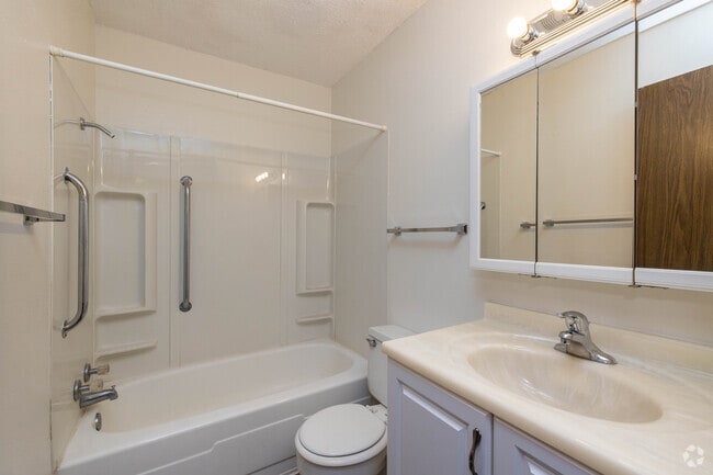 1BR, 1BA - 720SF - Bathroom - The Oaks Apartments