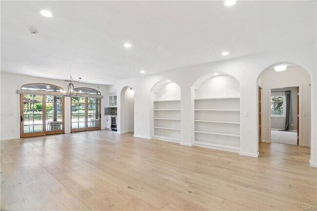 Building Photo - 4359 Fairlawn Dr