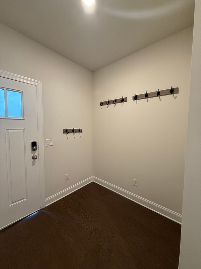 Building Photo - Three Bedroom Townhome Close to Columbia S...