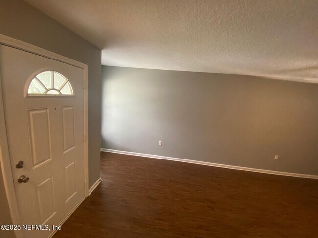 Foto del edificio - 8465 McGirts Village Ln