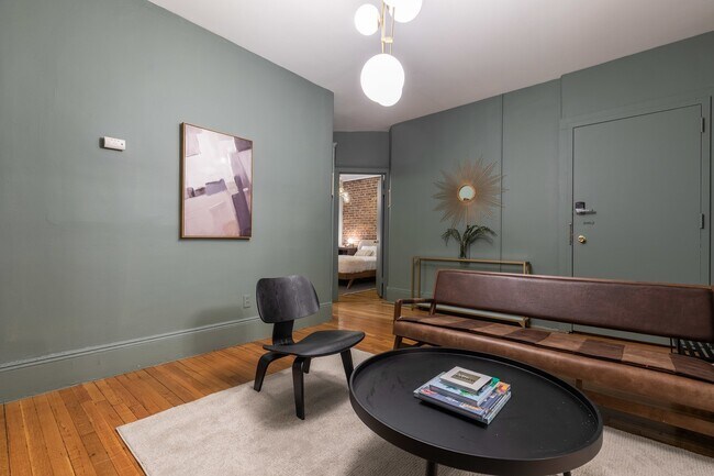 Foto del edificio - ROOM ONLY in 4-bed/1.0-bath Home