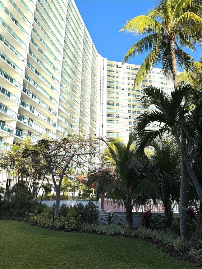 Building Photo - 100 Bayview Dr