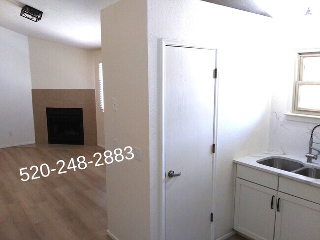 Cocina mirando hacia la sala de estar - 2512 E Eastland St